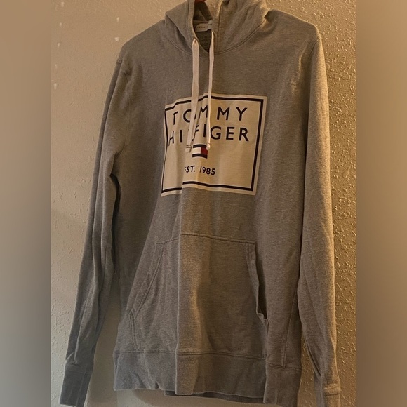 Men’s size medium Tommy Hilfiger hoodie grey. That’s our age that’s a p6 - Picture 2 of 8